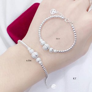 Lắc tay bé và người lớn