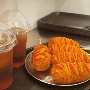 Hotdog nhân xúc xích phô mai